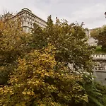 Luxury Apartment View On To The Castle